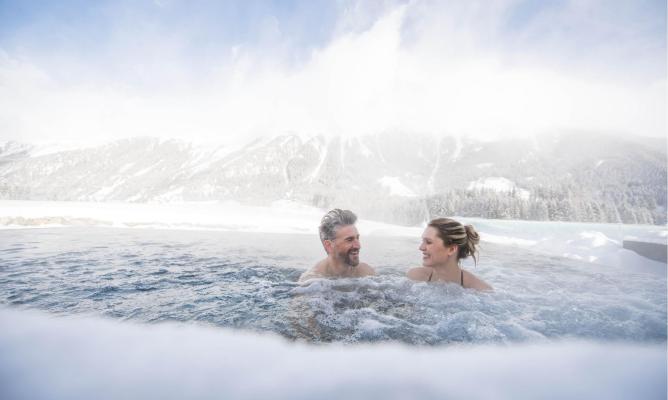 plunhof-acqua-minera-aussen-winter-whirlpool-4993