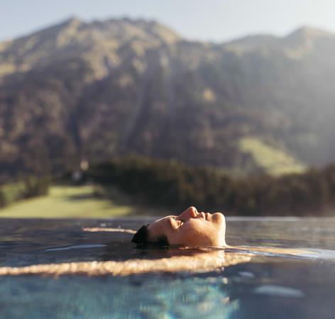 acqua-minera-sky-pool-frau-sommer-2026-4