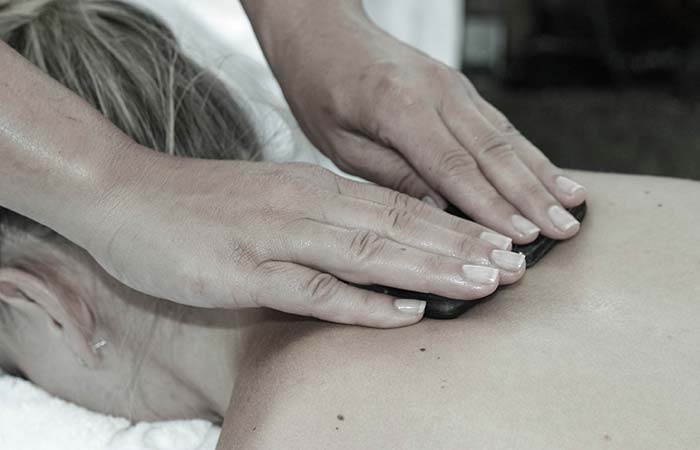 einzigartige-silberquarzit-treatments-im-wellnesshotel-suedtirol-rueckenmassage